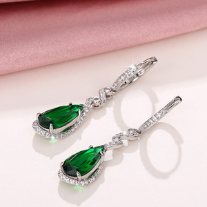 Pendientes largos con forma de lágrima de color verde para mujer, joyería de fiesta con diseño retorcido - Product Image 3