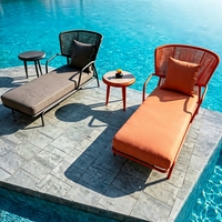 Chaise longue et table en rotin modernes sur mesure, vente en gros en Chine, lit de repos extérieur de luxe de haute qualité pour cour, parc, plage