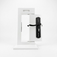 Présentoir de serrure de porte miniature en MDF personnalisé - Bloc de démonstration de serrure intelligente portable pour comptoir avec fente pour poignée et base lestée