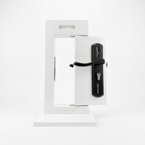 Présentoir de serrure de <span class=keywords><strong>porte</strong></span> miniature en MDF personnalisé - Bloc de démonstration de serrure intelligente portable pour comptoir avec fente pour poignée et base lestée - Product Image 2