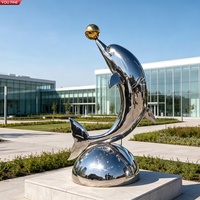 Sculpture de Quatre Dauphins Entrelacés en Acier Inoxydable Poli Miroir YOUFINE avec Boule Dorée sur le Haut, Statue pour Espace Public