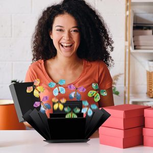 Carpeta de Papel Blanca con Mariposas Voladoras, Regalo Sorpresa con Dulces, Materiales Reciclados, Personalizable, para Cumpleaños - Product Image 5