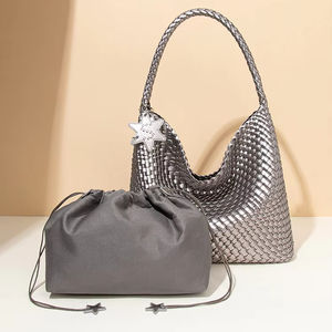 Sac fourre-tout tissé à la main de luxe Sac à bandoulière surdimensionné de créateur avec breloque - Product Image 1