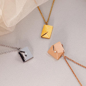 Collar personalizado con inicial de amor, colgante de acero inoxidable con medallón de sobre - Product Image 1