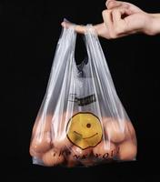 Sac d'emballage pour T-shirt en PE robuste, réutilisable et recyclable, personnalisable en usine, vente en gros, taille et impression sur mesure