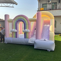 Château gonflable pour enfants avec toboggan et zone de saut, idéal pour les fêtes en extérieur