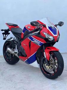 <span class=keywords><strong>Honda</strong></span> CBR1000 999cc, Motor de Cuatro Cilindros en Línea, Refrigeración Líquida, DOHC 16V, Superdeportiva de Pista, Alta Potencia, Manejo Ágil, Motocicleta Deportiva - Product Image 2