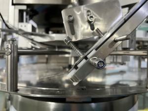 <span class=keywords><strong>เครื่อง</strong></span>บรรจุและปิดฝาแบบอัตโนมัติสำหรับบรรจุภัณฑ์แบบซอง ใช้ปั๊มเกียร์แบบตั้งโต๊ะ ระบบโรตารี่เซอร์โว ควบคุมปริมาณการฉีดแบบปริมาณคงที่ - Product Image 4