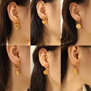 Pendientes de aro con forma de corazón y hoja, de aleación de zinc dorada con engaste de bisel, para mujer, joyería de regalo. - Product Image 4