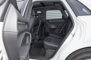รถยนต์<span class=keywords><strong>มือ</strong></span><span class=keywords><strong>สอง</strong></span>ปี 2023 รถออดี้ <span class=keywords><strong>Q3</strong></span> SUV พวงมาลัยซ้าย เกียร์อัตโนมัติ ไมล์น้อย พร้อมหลังคาซันรูฟแบบพาโนรามา - Product Image 5