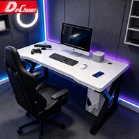 Bureau de jeu ergonomique moderne blanc avec cadre en X noir et plateau incurvé