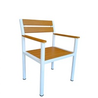 Chaise d'extérieur moderne Lumetal avec dossier en bois, structure en métal blanc, design contemporain durable, respectueux de l'environnement, garantie 1 an