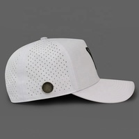 Gorra de Golf HS41 Negra y Blanca Personalizada con Logotipo Bordado en 3D, Perforada con Corte Láser, Impermeable, con Soporte para Tees y Marcador de Bola Magnético