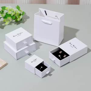 Offre spéciale, boîte à bijoux de luxe en papier carton à tiroir coulissant rectangulaire avec logo personnalisé, boîtes à bijoux portatives à motif carré - Product Image 1