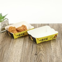 Gelbe Karton-Hähnchenfrietenschale mit Wellenkante und Cartoon-Druck für Fast-Food-Restaurants, Takeaway, Lieferung, Party und Catering