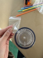 Gobelet en plastique de 20 oz avec trou pré-percé, bouteille d'eau à double paroi avec couvercle rabattable et paille, gobelets globe à neige
