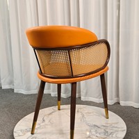 Fauteuil de salle à manger moderne nordique personnalisable pour fournisseur professionnel, en cuir orange avec pieds en bois à embout doré, idéal pour les parcs et les cafés