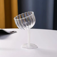 Nouveau design créatif gobelet en verre floral tasse à boire du vin café tasses en verre à rayures verticales avec base noire pour les cadeaux d'amour