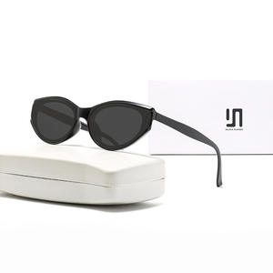 แว่นกันแดดทรงแคทอายสุดฮิตสำหรับผู้หญิง กรอบเล็ก สีดำ วัสดุ PC ป้องกันรังสียูวี 400 รุ่นที่ 3 ป้องกันแสงแดด สไตล์ยุโรปอเมริกัน - Product Image 3