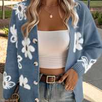 Cardigan en tricot doux bleu à boutons marguerites OEM ODM pour femme
