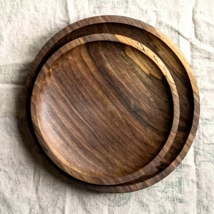 Assiette de service ronde en bois d'acacia écologique avec design champêtre pour servir des fruits, du pain et des gâteaux lors de mariages - Product Image 1