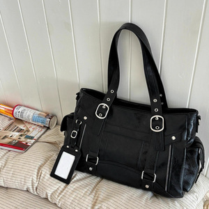 Sac fourre-tout grande capacité au design épuré et audacieux, polyvalent, style motard, minimaliste, sac à bandoulière et sac porté épaule - Product Image 3