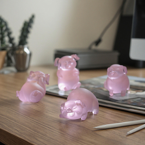 Sculptures en cristal de famille de cochons heureux miniatures, tendance mode polie 2025, décoratives, charmantes, pour la <span class=keywords><strong>Saint</strong></span>-Valentin, cadeau d'art de collection - Product Image 1