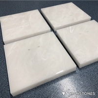 Comptoir en albâtre blanc poli de taille personnalisée en pierre d'onyx translucide
