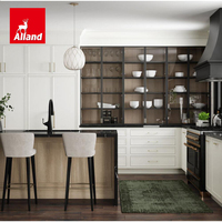 Ensemble d'armoires de cuisine sur mesure Allandcabinet en chêne blanc teinté et peint, style Shaker fin, avec porte vitrée et cadre en aluminium