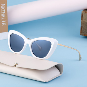 Gafas de Sol Nathalie Cat Eye para Mujer, Montura de PC con Estampado de Leopardo, Protección UV400 Clase 2, Diseño Moderno - Product Image 3