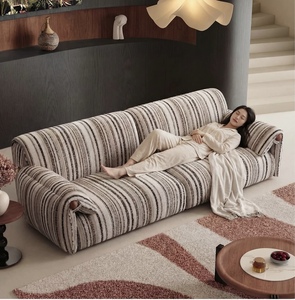 Canapé contemporain en tissu rayé, avec accoudoirs roulés, dossier rembourré et pieds en bois, pour salon - Product Image 1