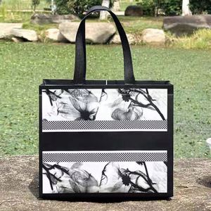 Sac de courses réutilisable en PP non tissé avec motif feuille d'érable personnalisé et fermeture à l'épaule - Product Image 5