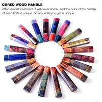 Ensemble de couteaux de chef personnalisés en acier Damas, lame forgée à la marteau, manche en bois stabilisé coloré, commande en gros pour la vente au détail haut de gamme et l'hôtellerie-restauration