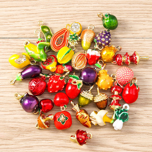 เวนี่ แพ็คละ 5 ชิ้น: จี้ผักเทียมแบบใหม่, อุปกรณ์ตกแต่งสร้อยข้อมือรูปผลไม้สามมิติ - Product Image 4