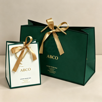 Sac en papier de luxe personnalisé avec logo pour bijoux, sac en papier blanc de luxe avec poignée en ruban pour emballage de pantalons, chapeaux et parfums