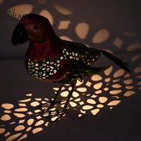 Ornement de jardin en fer peint à la main, perroquet rouge et vert, oiseaux en métal pour la décoration du jardin avec accent peint lumineux
