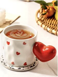 Mug à café en céramique à motif de cœur rouge et blanc, finition irrégulière, poignée en forme de cœur 3D, capacité de 301 à 400 ml, cadeaux d'affaires pour micro-ondes - Product Image 2