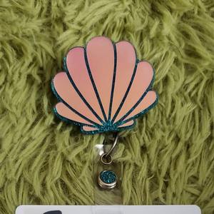 Tongxin personalizado sirena Shell retráctil insignia carrete holográfico enfermera ID titular brillo RN llave tarjeta lindo Acrílico - Product Image 2