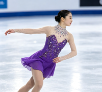 Robe de patinage artistique violette à manches longues, col montant, dos ouvert en maille, jupe ornée de strass pour filles adultes, compétition et performance