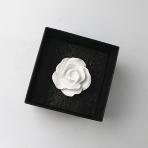 Ambientador de yeso aromático de flor rosa de cerámica perfumada a base de madera, difusor de aceite esencial de porcelana con fragancia para el hogar - Product Image 5