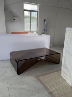 Table basse moderne minimaliste en acrylique noir avec base géométrique durable pour un mobilier élégant de bureau à domicile et de salon