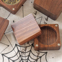 Boîte en bois de noyer poli faite à la main avec logo personnalisé pour la décoration de la maison, rangement portable pour pièces de monnaie avec design commémoratif - Cadeau d'entreprise