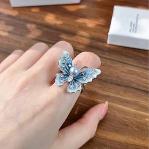 Broches de Moda de Alta Gama Estilo Vacaciones de Verano, Aretes de Zirconia con Diseño de Gota de Mar Azul Salado y Mariposa, con un Diseño Fresco y Original - Product Image 4