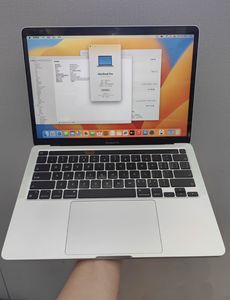 Portátil Usado M-a-cBook Pro 13.3" 2020 A2338, 8 Núcleos, 8 GB de RAM, 256 GB SSD, Touch Bar, Teclado en Inglés, Venta al Por Mayor - Product Image 2