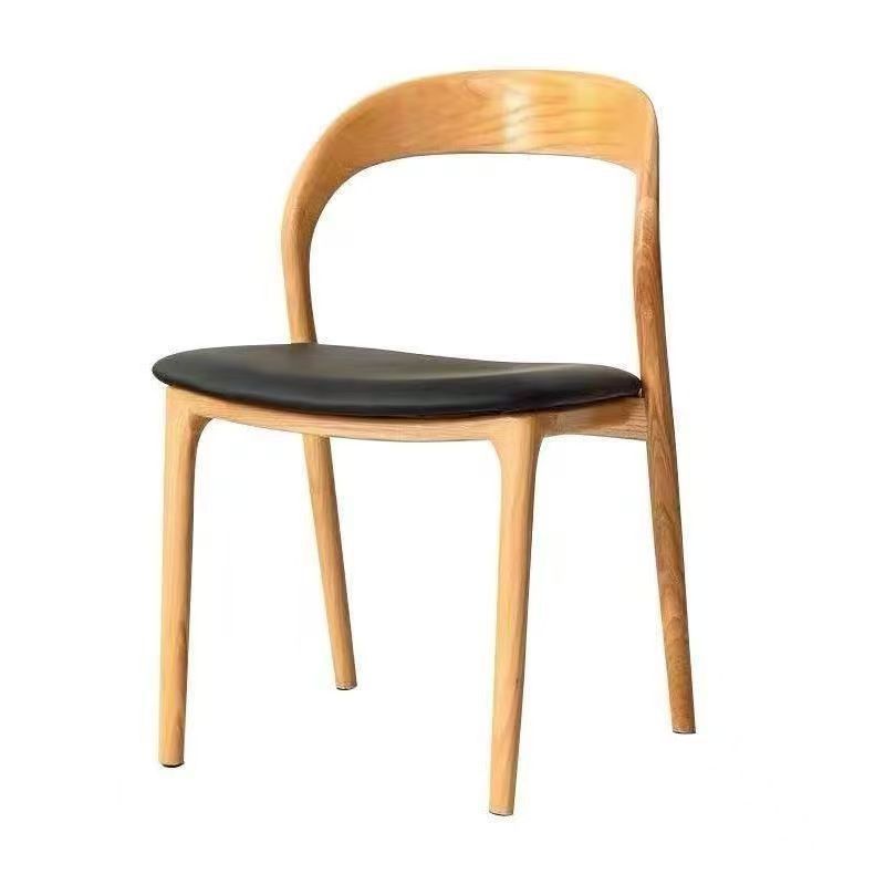 Color madera natural, cuero negro.