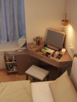 Commode d'angle triangulaire moderne en bois avec rangement intégré, bureau réglable et petite table de maquillage d'angle pour chambre à coucher