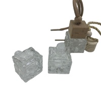 Vente en gros d'usine, flacons de parfum en verre de 8 ml, flacon diffuseur de voiture carré, mini flacon diffuseur en verre vide avec couvercle en bois
