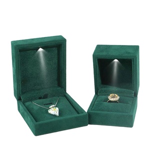 Nouvelle boîte à bijoux rectangulaire en flanelle avec éclairage LED, boîte d'emballage pour bagues, pendentifs, colliers, bracelets, rangement - Product Image 4