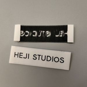 Étiquette tissée 3D personnalisée avec numéro de série, logo de marque en velours, étiquettes tissées pour vêtements à coller à l'extérieur de la chemise - Product Image 1