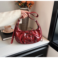 Nouveau sac à bandoulière en cuir PU brillant en forme de croissant avec œillets métalliques pour femme, idéal au quotidien